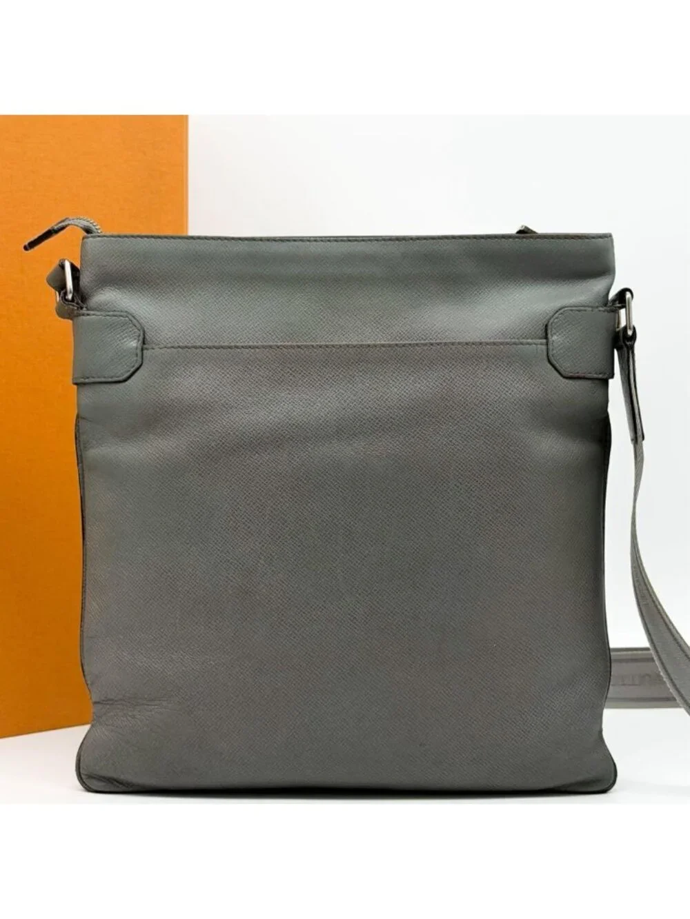 Louis Vuitton Sasha Taiga Shoulder Bag Crossbody Leather Messenger